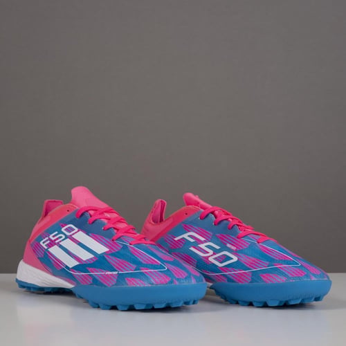 جزمة كرة قدم Adidas