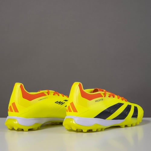 جزمة كرة قدم Adidas