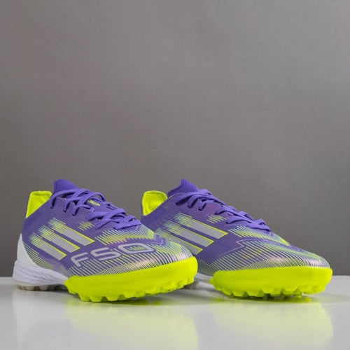 جزمة كرة قدم Adidas