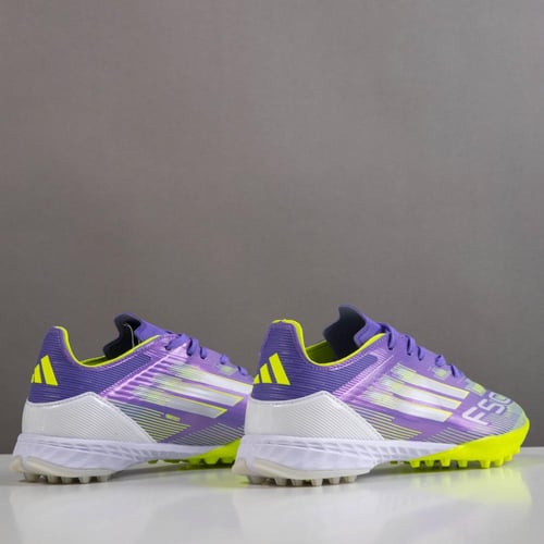 جزمة كرة قدم Adidas