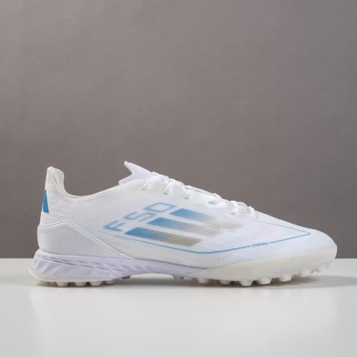 جزمة كرة قدم Adidas