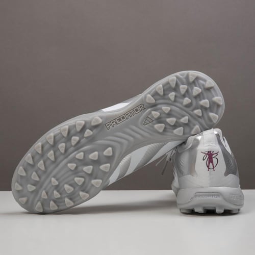 جزمة كرة قدم Adidas