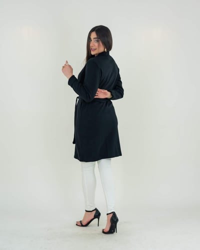 جاكيت نسائي أسود مفتوح مع حزام