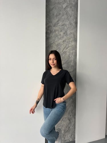 بلوزة نسائية قطن بياقة V