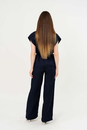 طقم نسائي كحلي بدون أكمام بأكتاف عريضة