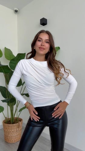 بلوزة نسائية مزمومة بأكمام طويلة