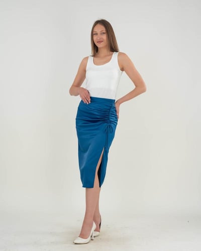 تنورة نسائية مستقيمة مزمومة بفتحة جانبية