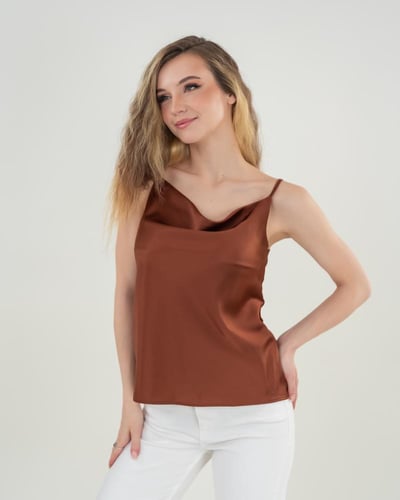 بلوزة نسائية بحمالات ناعمة