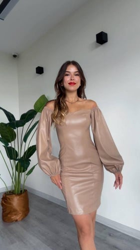 فستان جلد صناعي قصير مخصر بأكمام طويلة