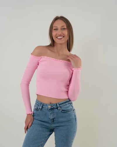 بلوزة نسائية فري سايز بياقة واسعة مزركشة