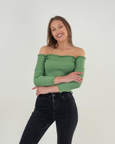 بلوزة نسائية فري سايز بياقة واسعة مزركشة