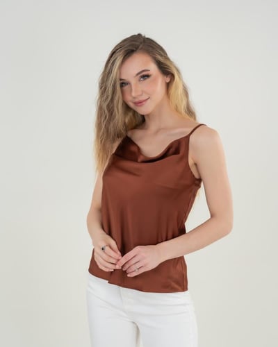 بلوزة نسائية بحمالات ناعمة