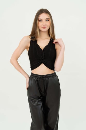 بلوزة نسائية قصيرة سوداء بلفة خصر