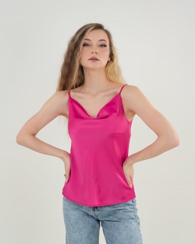 بلوزة نسائية بحمالات ناعمة