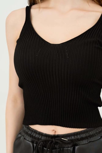 بلوزة نسائية قصيرة استرتش بحمالات – أسود