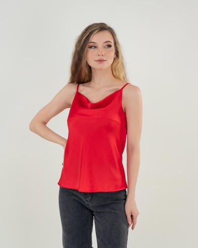 بلوزة نسائية بحمالات ناعمة