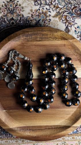 ثمرة الكوك مطعّمة بالفضة والكهرمان 🖤🧡✨