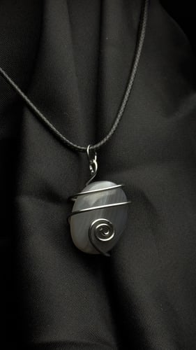 قلادة معدن عقيق يماني جزع رمادي