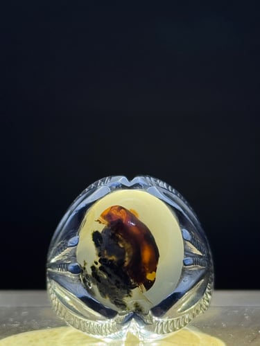 عقيق يماني مُصوَّر فاخر – عيار فضة 950