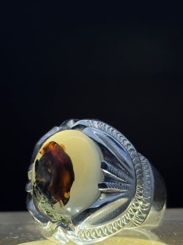 عقيق يماني مُصوَّر فاخر – عيار فضة 950