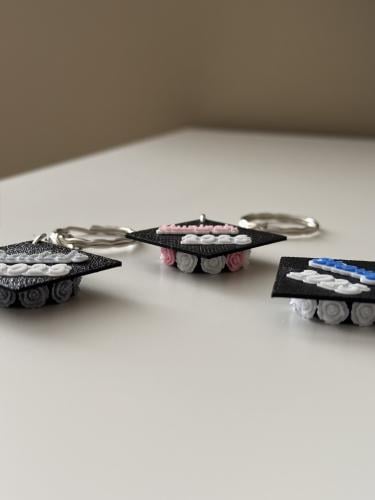 ميدالية قبعة تخرج بالورد