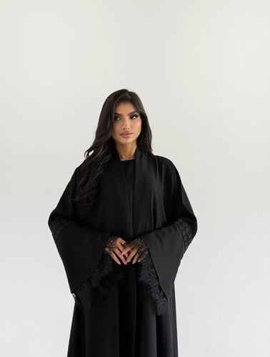 عباية كريب ياباني مخطط مع دانتيل