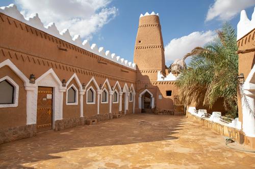 لوحة جدارية فناء القصر الطيني