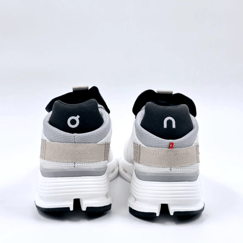 حذاء أون رانينغ كلاود نوفا (أبيض/بيج)