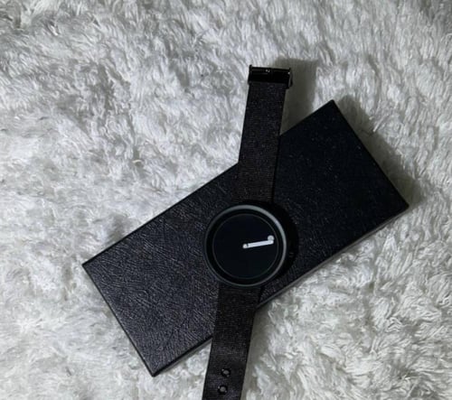 ساعة بدون مؤشرات بسوار معدني للجنسين