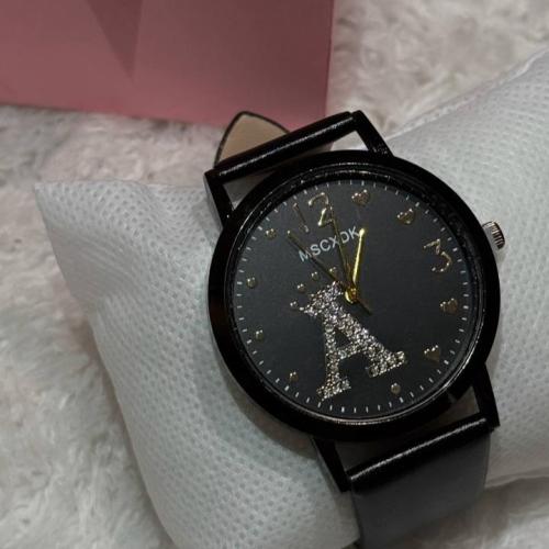 ساعة جلد انثوية بمينا ل حرف A