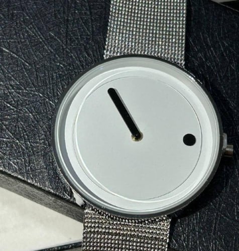 ساعة بدون مؤشرات بسوار معدني للجنسين