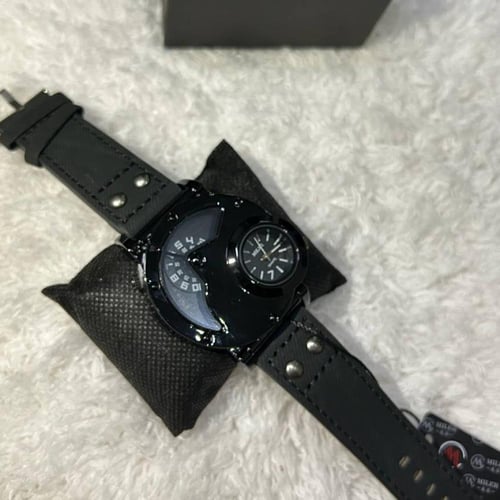 ساعة يد عصرية بتصميم مميز