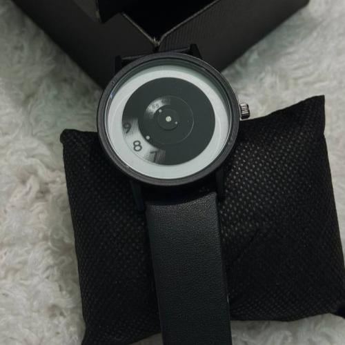 ساعة جلد أبيض - أسود