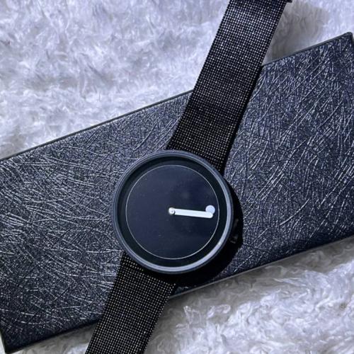 ساعة بدون مؤشرات بسوار معدني للجنسين