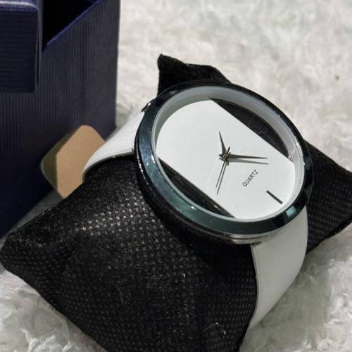 ساعة جلد فاخرة