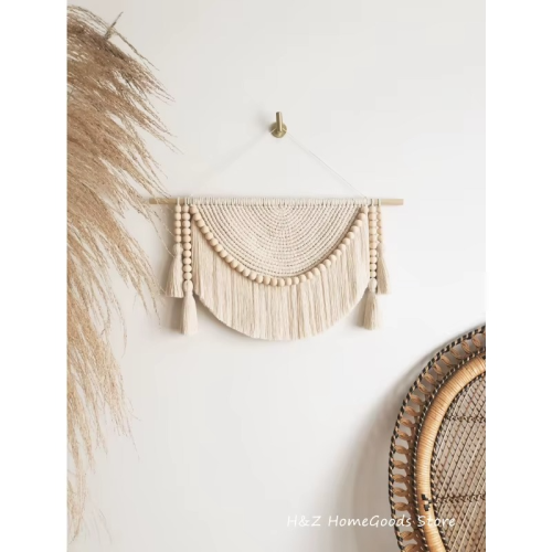 نسيج معلق على الحائط من Macrame مع خرزات خشبية وشر...