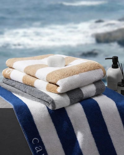 منشفة مسبح مخططة