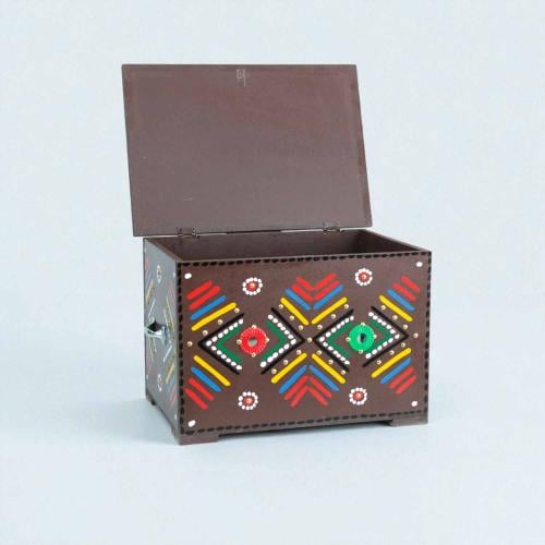 صندوق خشبي تراثي بنقوش يدوية بني