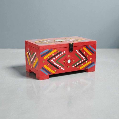 صندوق خشبي تراثي بقفل أحمر