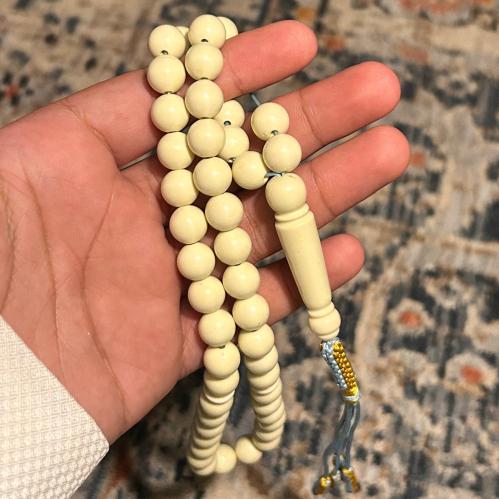 شبيه بكلايت لون كريمي
