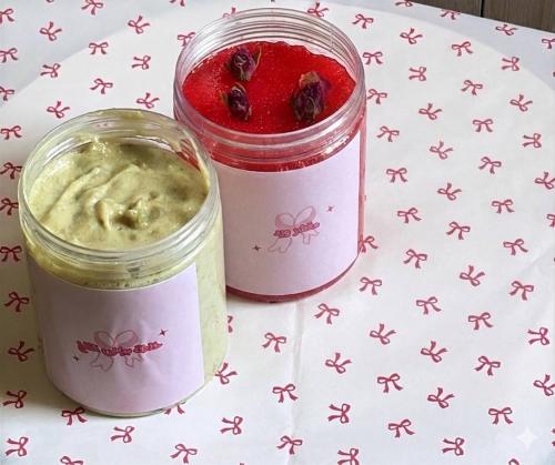 A package consisting of White Snow Mix + Rose Scru...