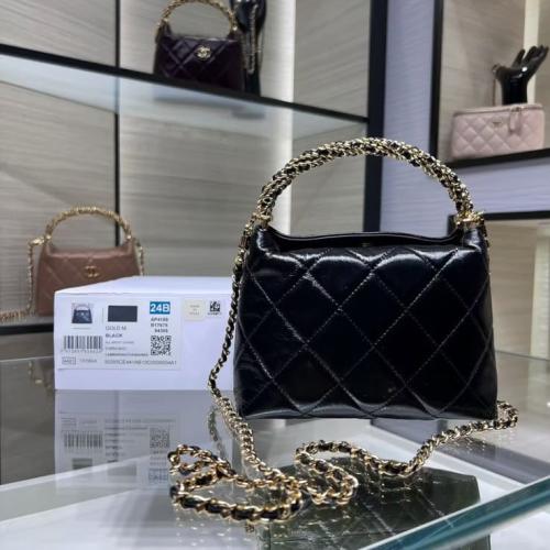 حقيبة شانيل متوفرة باللونين الاسود والعنابي