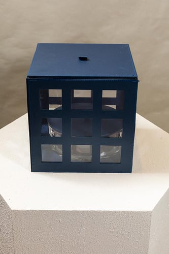 بوكس جلد بتصميم مكعبات + علبة قزاز دائري بغطاء جلد...