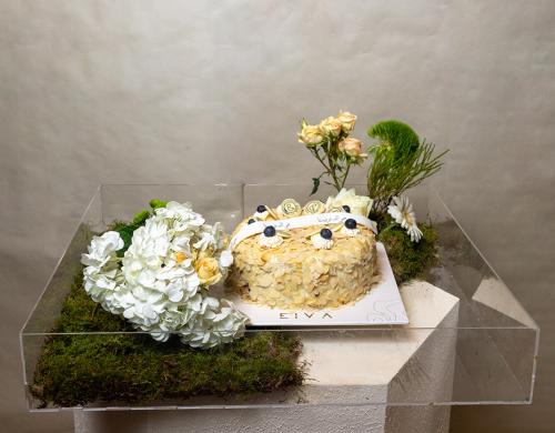 ستاند اكريلك واضافة كيكة وورد وكتابة على الكيكة