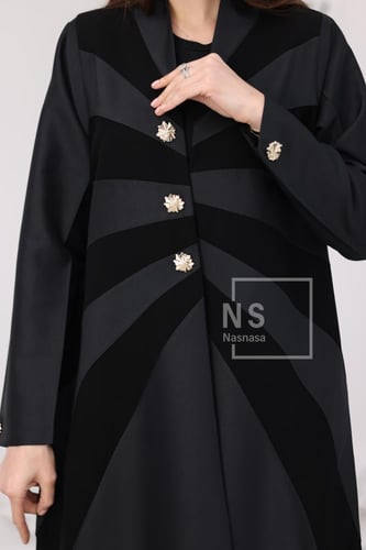 عباية بقصّة البليزر مبطّن بتدخيلة الأسود والزراير...