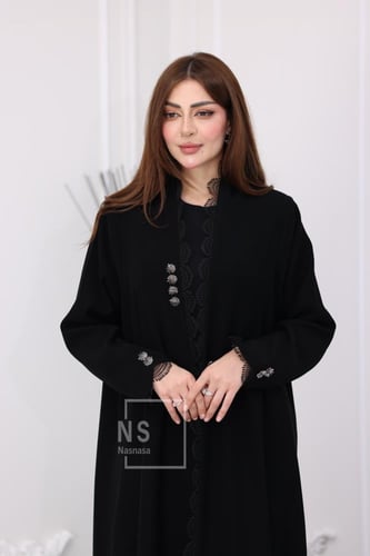 عباية مبطّن مع كلفة وأزرار معدنية