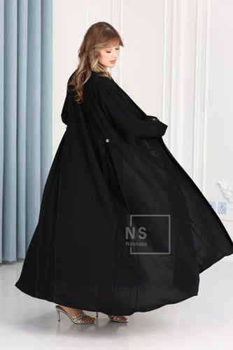 عباية سيراميك بقصّة بوكسات وأزرار معدنية أنيق