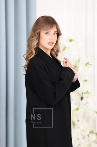 عباية بليزر مع شك ورد ناعم