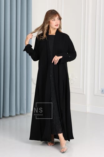 عباية سيراميك بقصّة بوكسات وأزرار معدنية أنيق