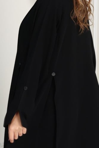 عباية سيراميك بقصّة بوكسات وأزرار معدنية أنيق